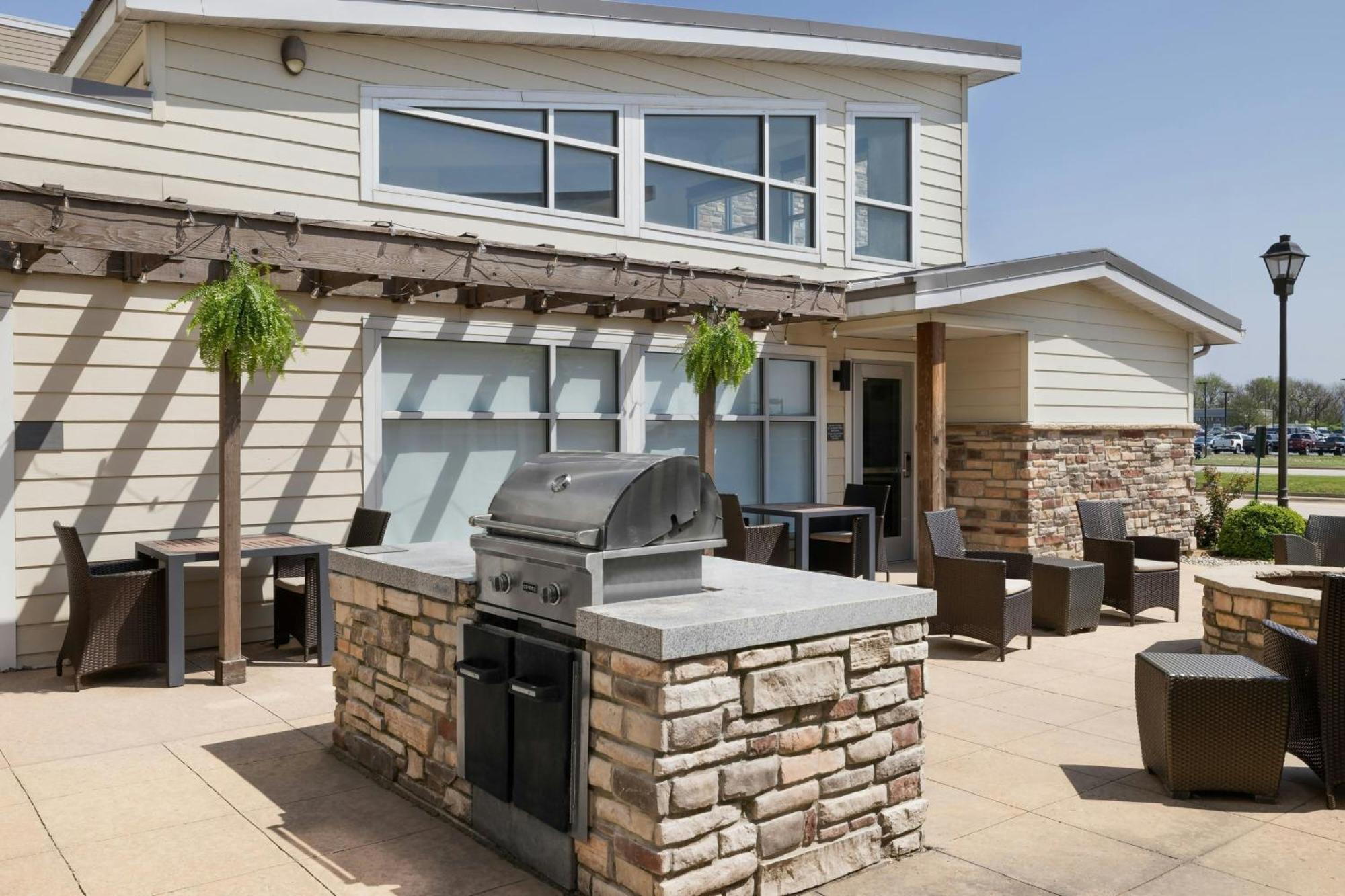 Residence Inn By Marriott Champaign Bagian luar foto